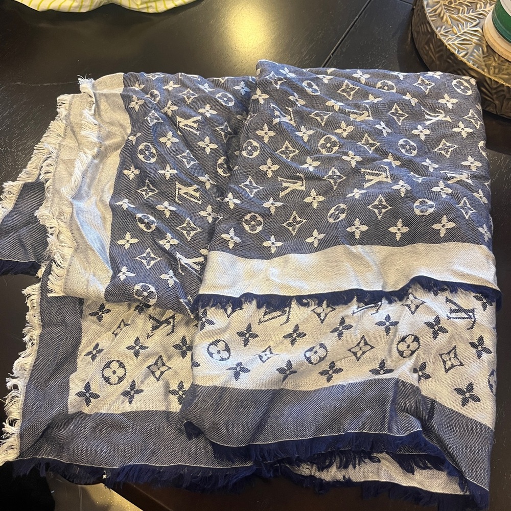 Louis Vuitton Two-Tone Monogram Shawl in Navy and Cream AUTHENTIC
